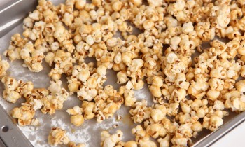 Homemade Caramel Popcorn Recipe – Laura Vitale – Laura in the Kitchen Episode 823