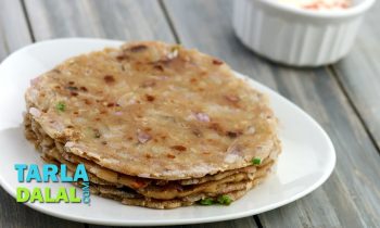 प्याज़ और पुदीने की रोटी, प्याज और मिंट रोटी (Onion and Mint Roti Recipe) by Tarla Dalal